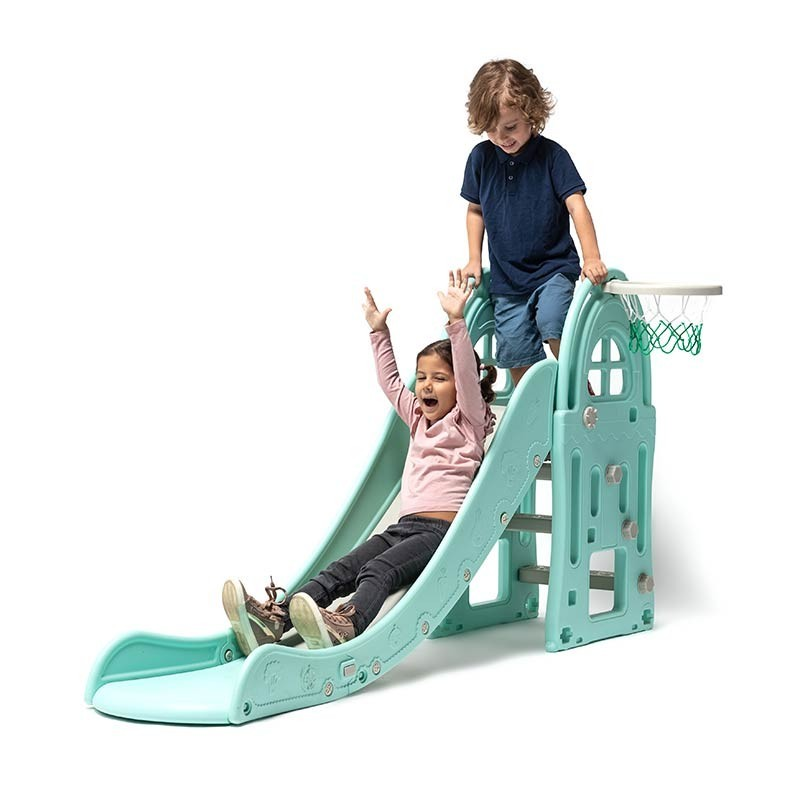 Crianças a brincar num escorrega verde-água com cesta de basquete
