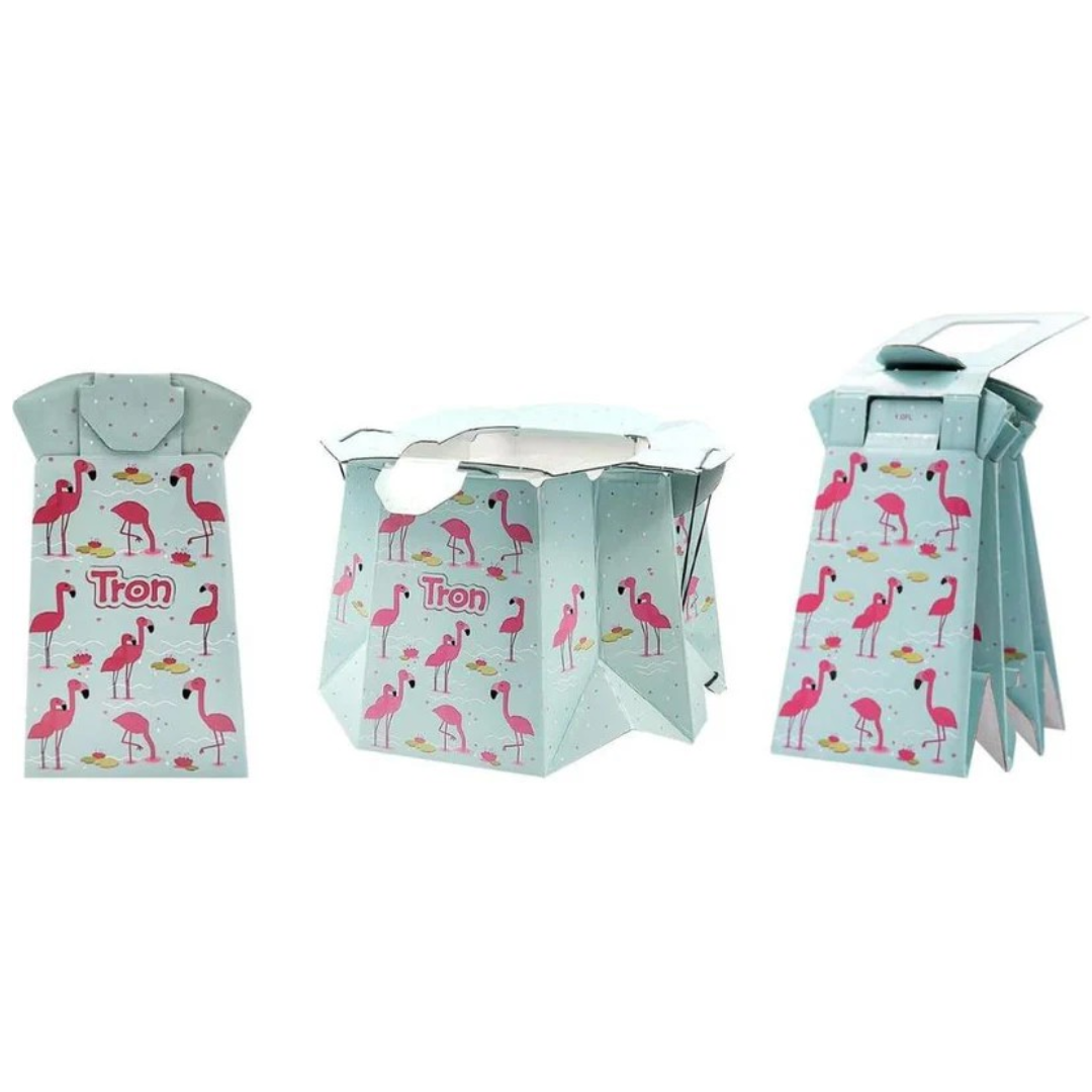 Embalagens azuis claras com estampa de flamingos cor-de-rosa e texto Tron