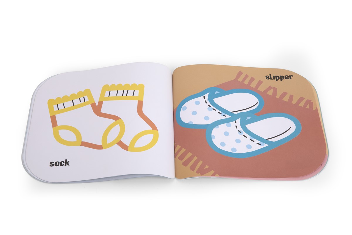 Livro infantil aberto com ilustração de meias e chinelos