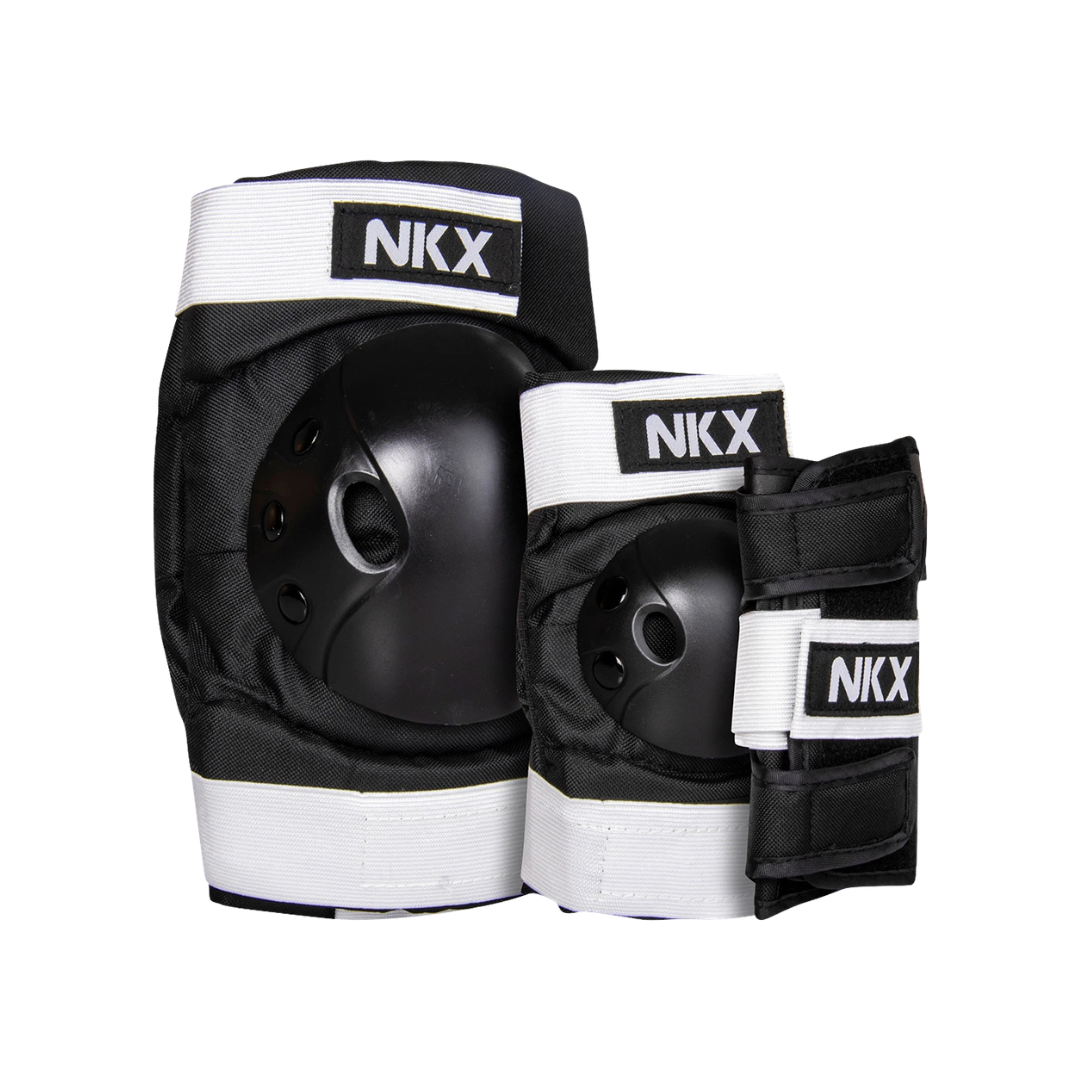 Proteções desportivas pretas e brancas com logótipo NKX