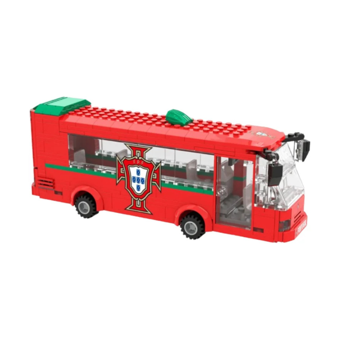 Modelo de autocarro de blocos de plástico vermelho com brasão de Portugal na lateral