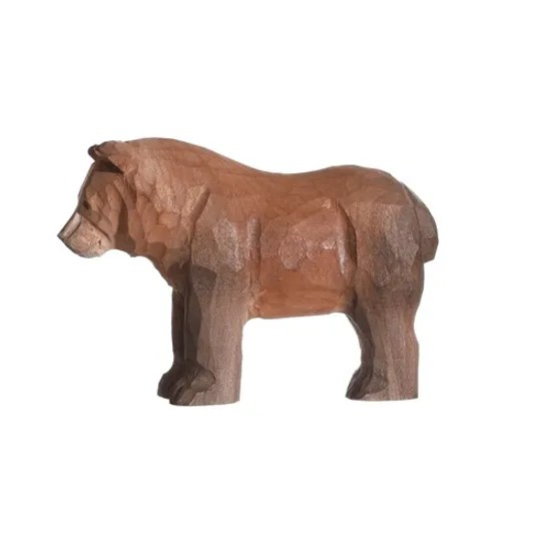 Escultura de madeira de urso castanha com textura entalhada