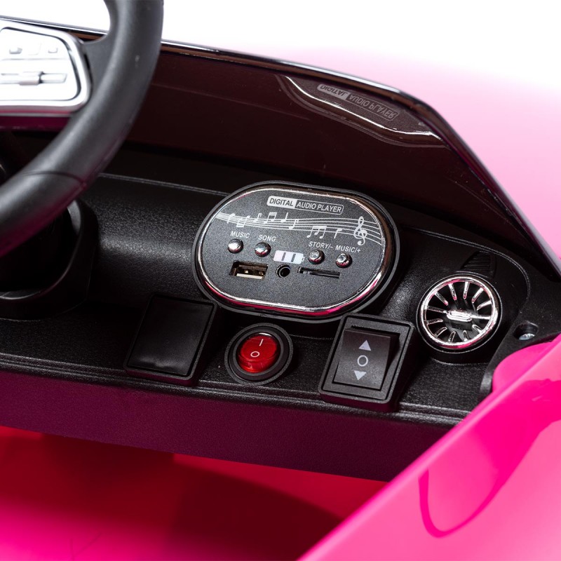 Painel de controlo interior de veículo com botões e entradas