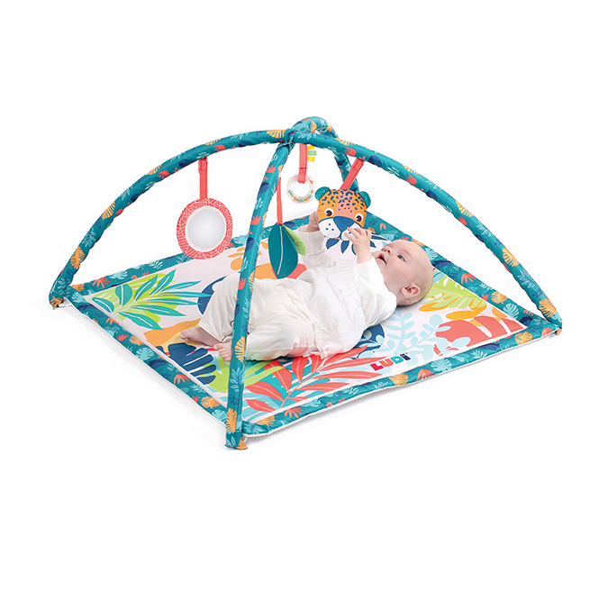 Tapete de atividades para bebé com brinquedos pendurados e padrão tropical