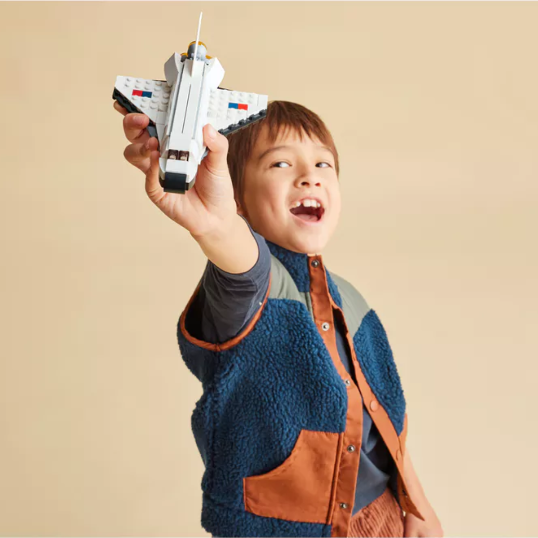 Criança segura avião de brinquedo de blocos de montar