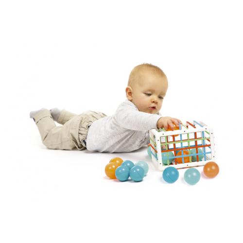 bebé a brincar com carrinho de bolas coloridas