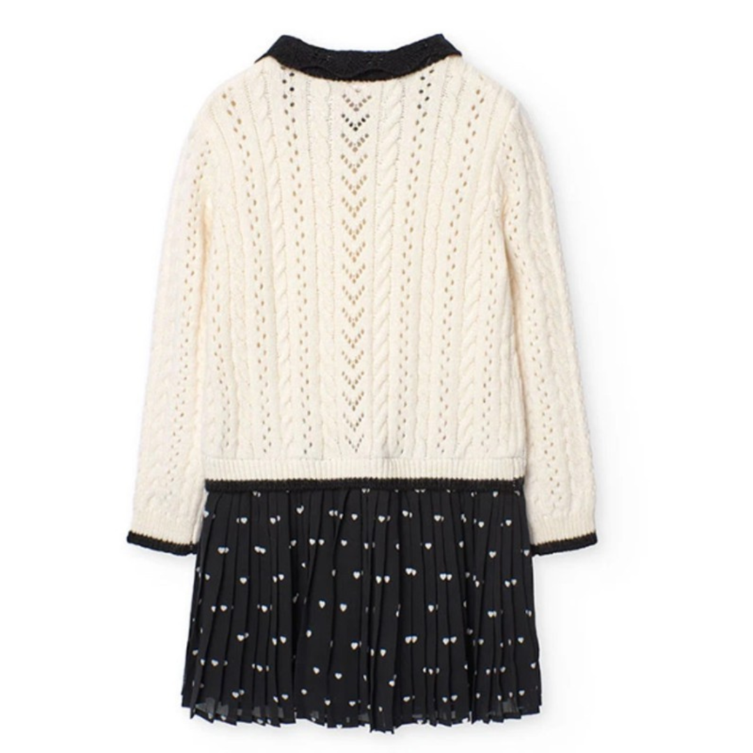 Vestido de criança com malha branca e saia preta com corações