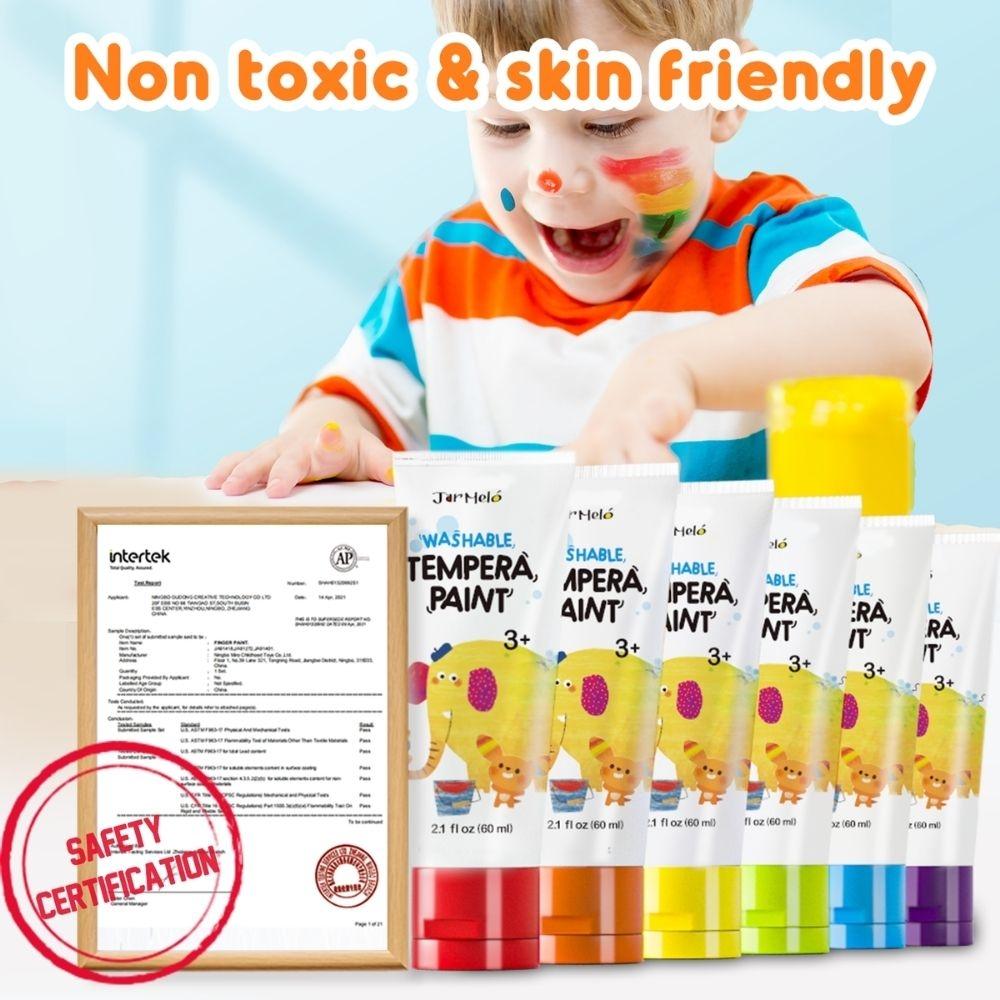 Tubos de tinta tempera lavável colorida com certificado de segurança e criança ao fundo