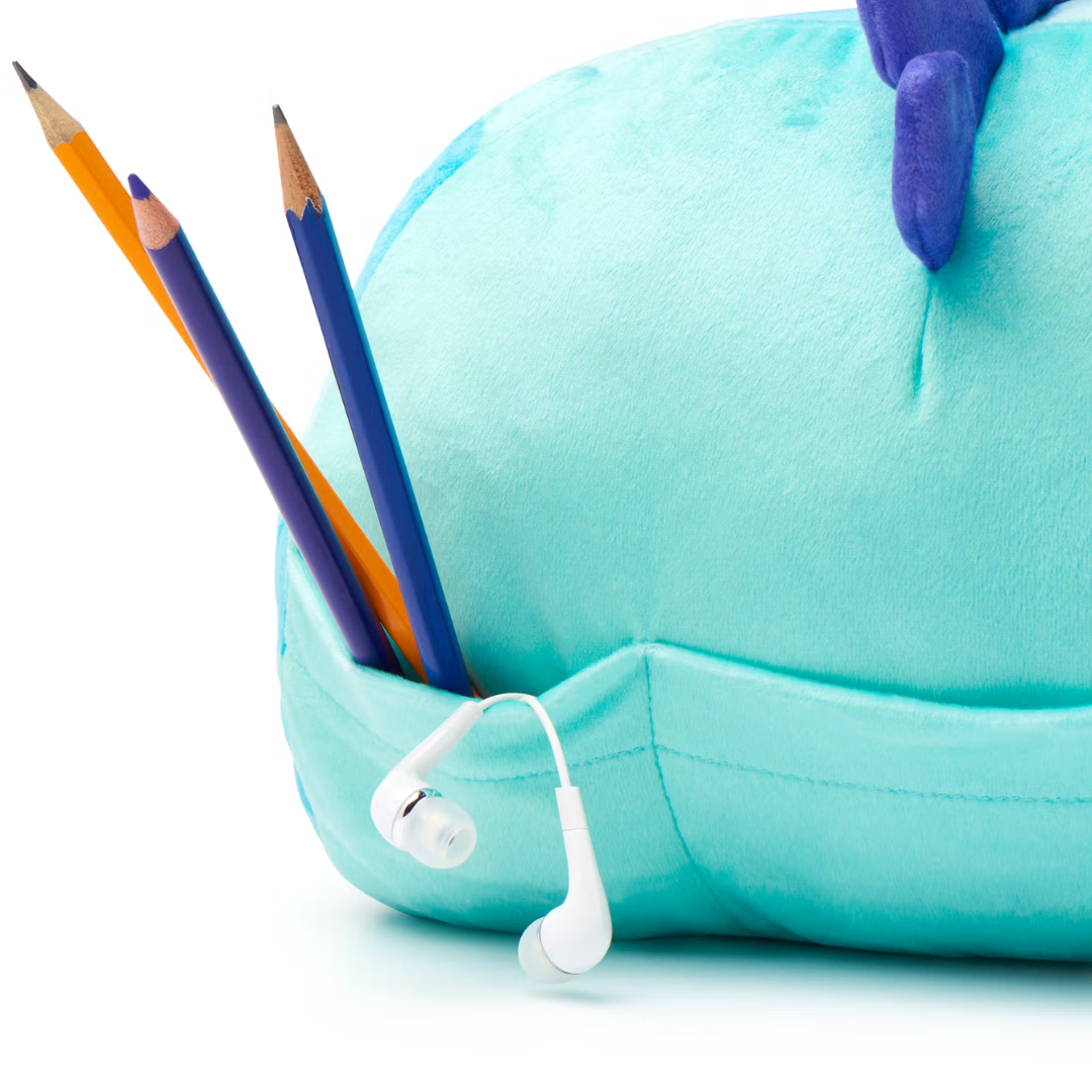 Bolsa azul claro de tecido felpudo com lápis e auscultadores brancos no bolso