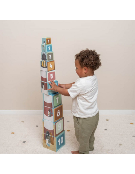 Criança a empilhar cubos numerados coloridos