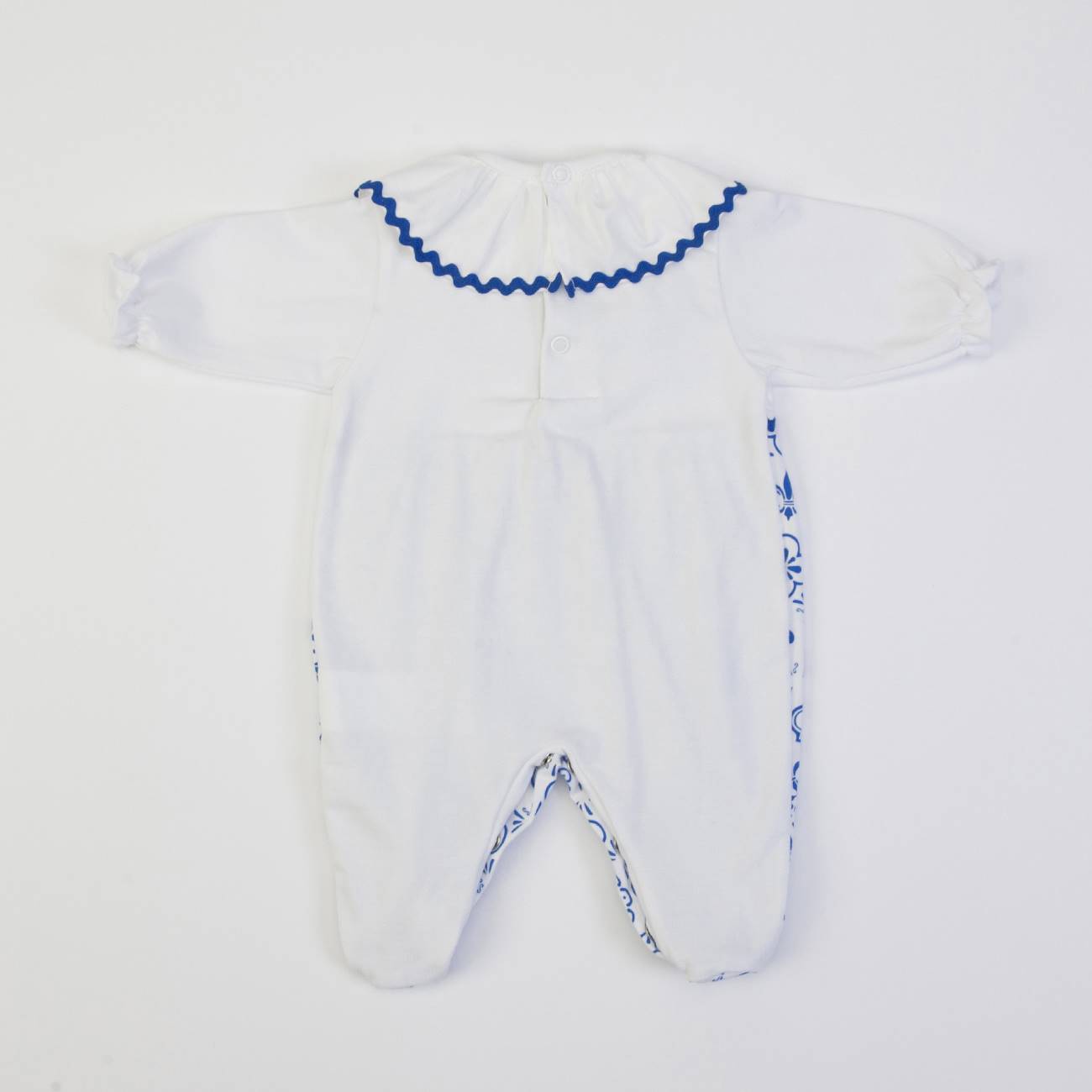 Macacão de bebé branco com padrão azul e gola ondulada azul escuro