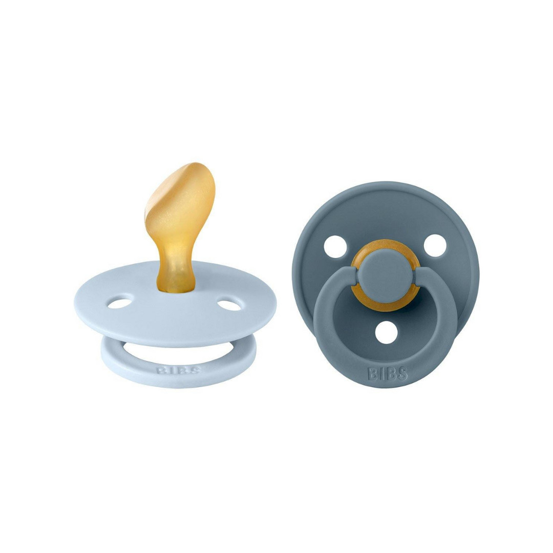 Dois biberões e chupetas BIBS, uma com base azul claro e a outra toda cinzenta.