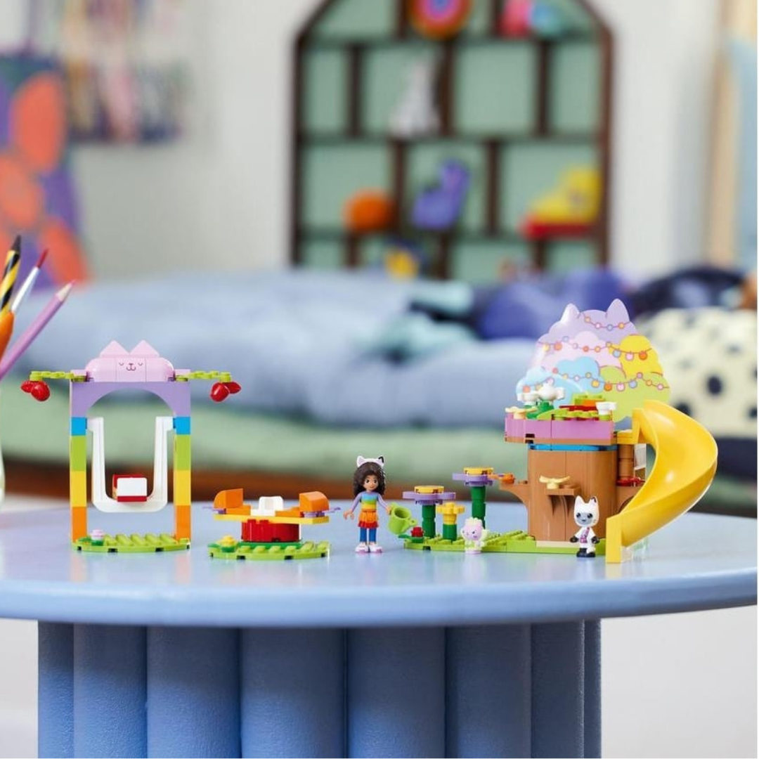 Brinquedos de construção coloridos com temas de parque infantil numa mesa azul