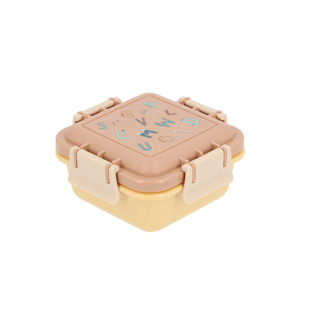 Marmita quadrada bege e amarela com letras no topo