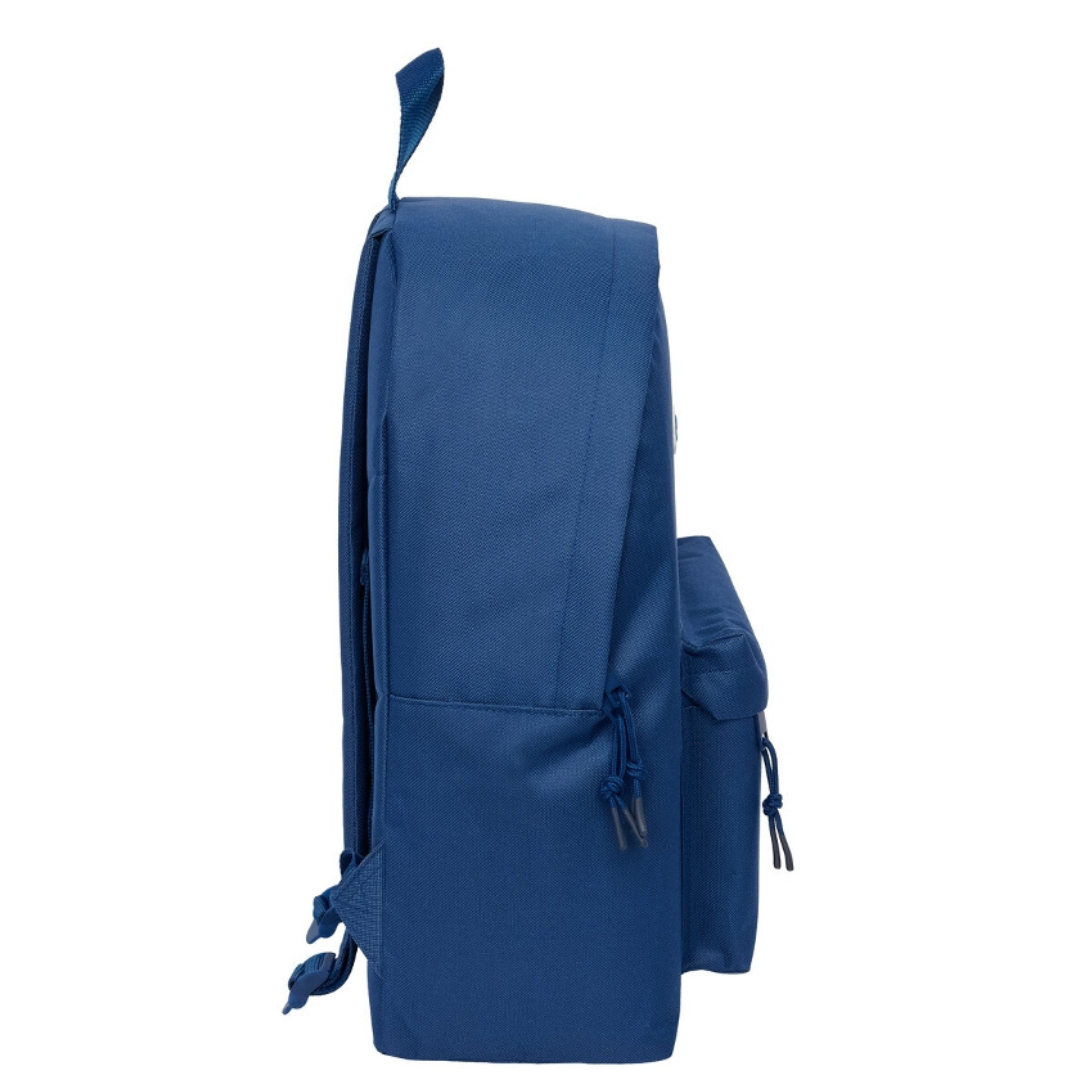 Mochila azul vista lateral com bolso frontal e alças