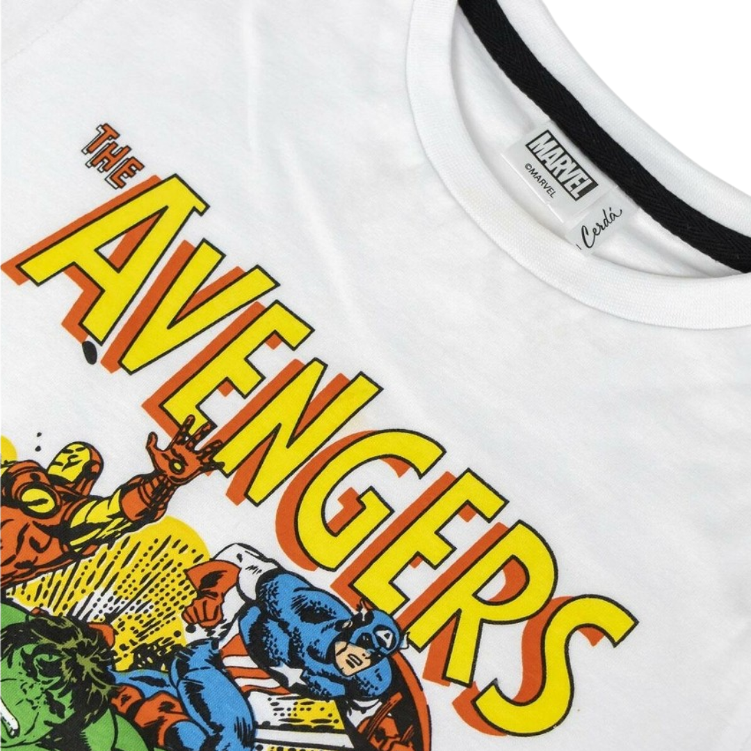 Camiseta branca dos Avengers com personagens e logo Marvel no colarinho