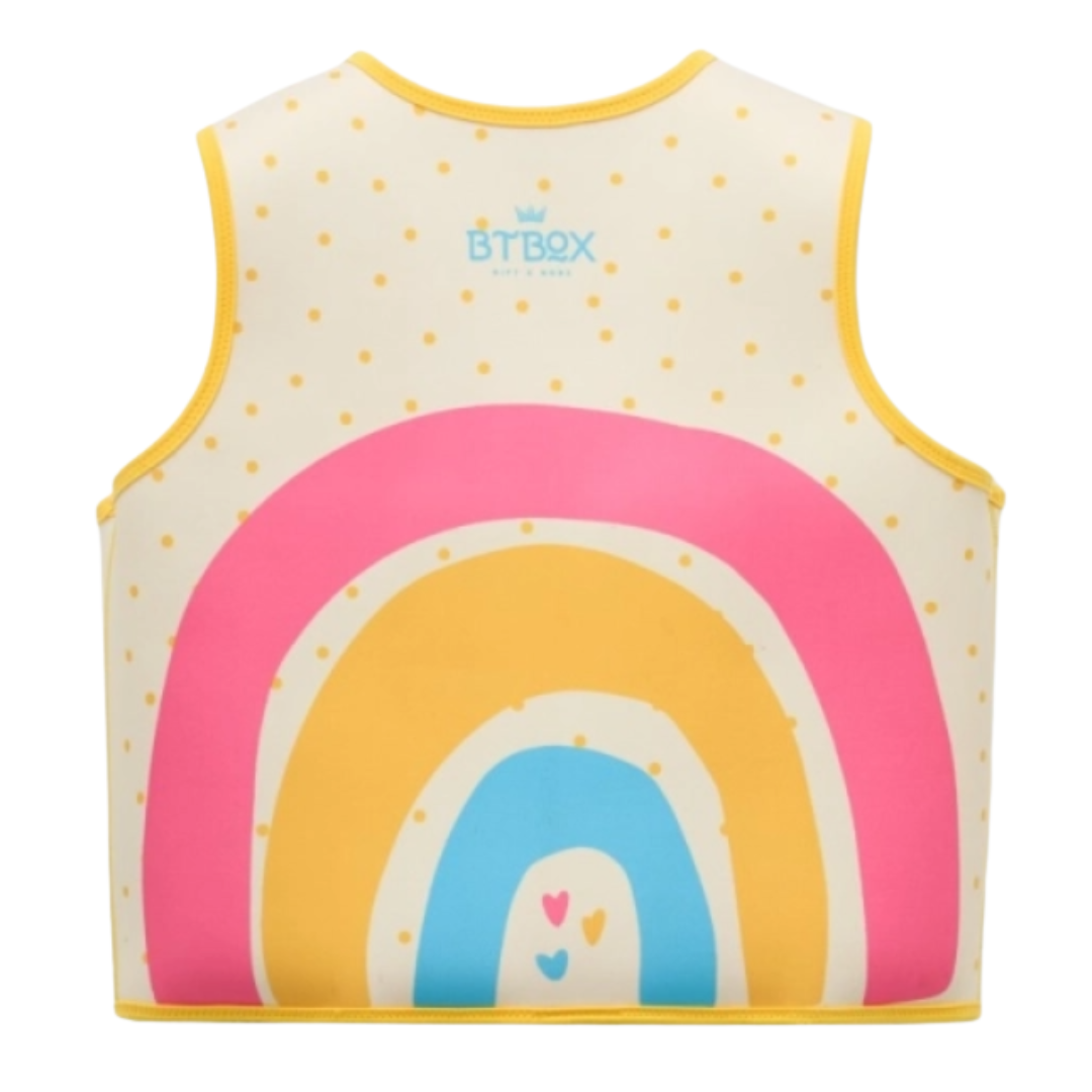 Colete de criança com design de arco-íris e pontos amarelos em fundo creme.