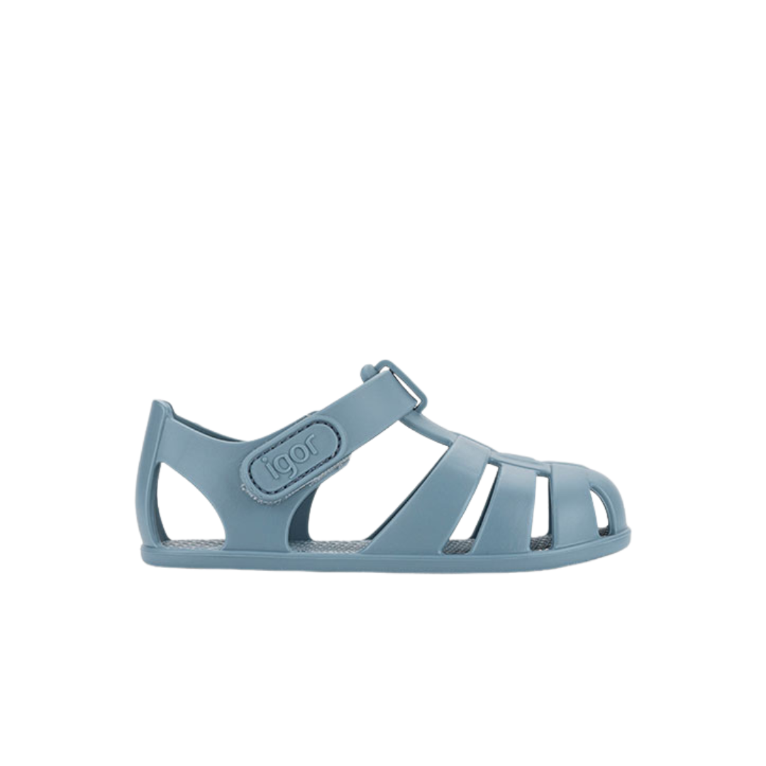 Sandália infantil azul claro com tiras e fecho de velcro