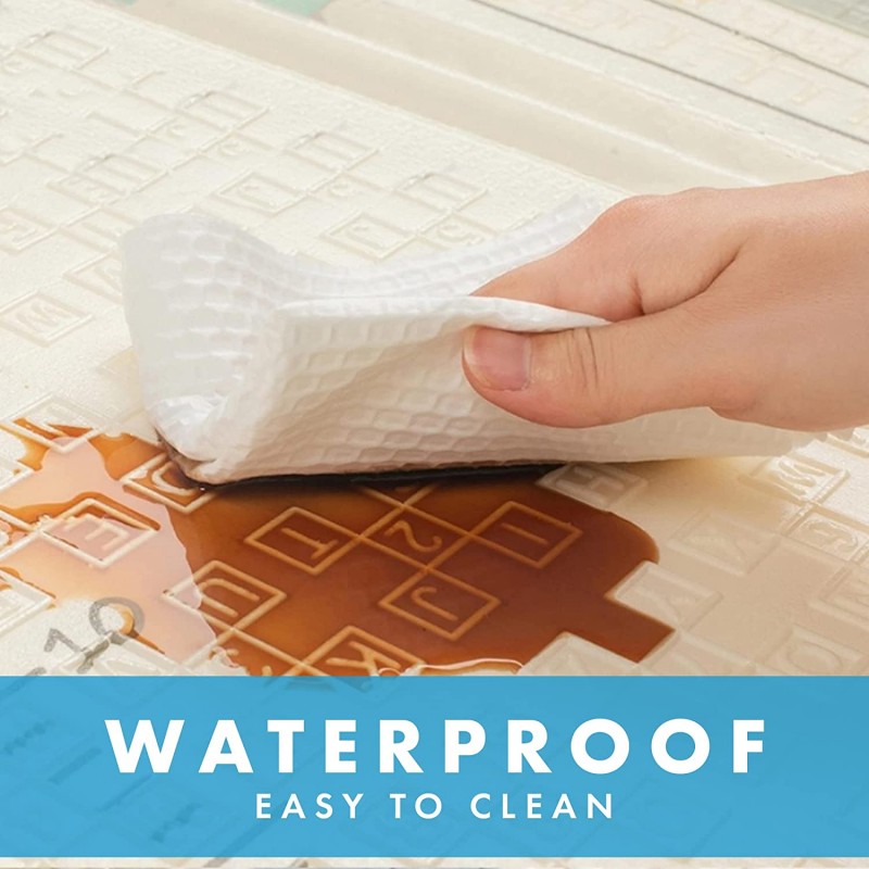 Manta impermeável branca com textura sendo limpa de líquido castanho