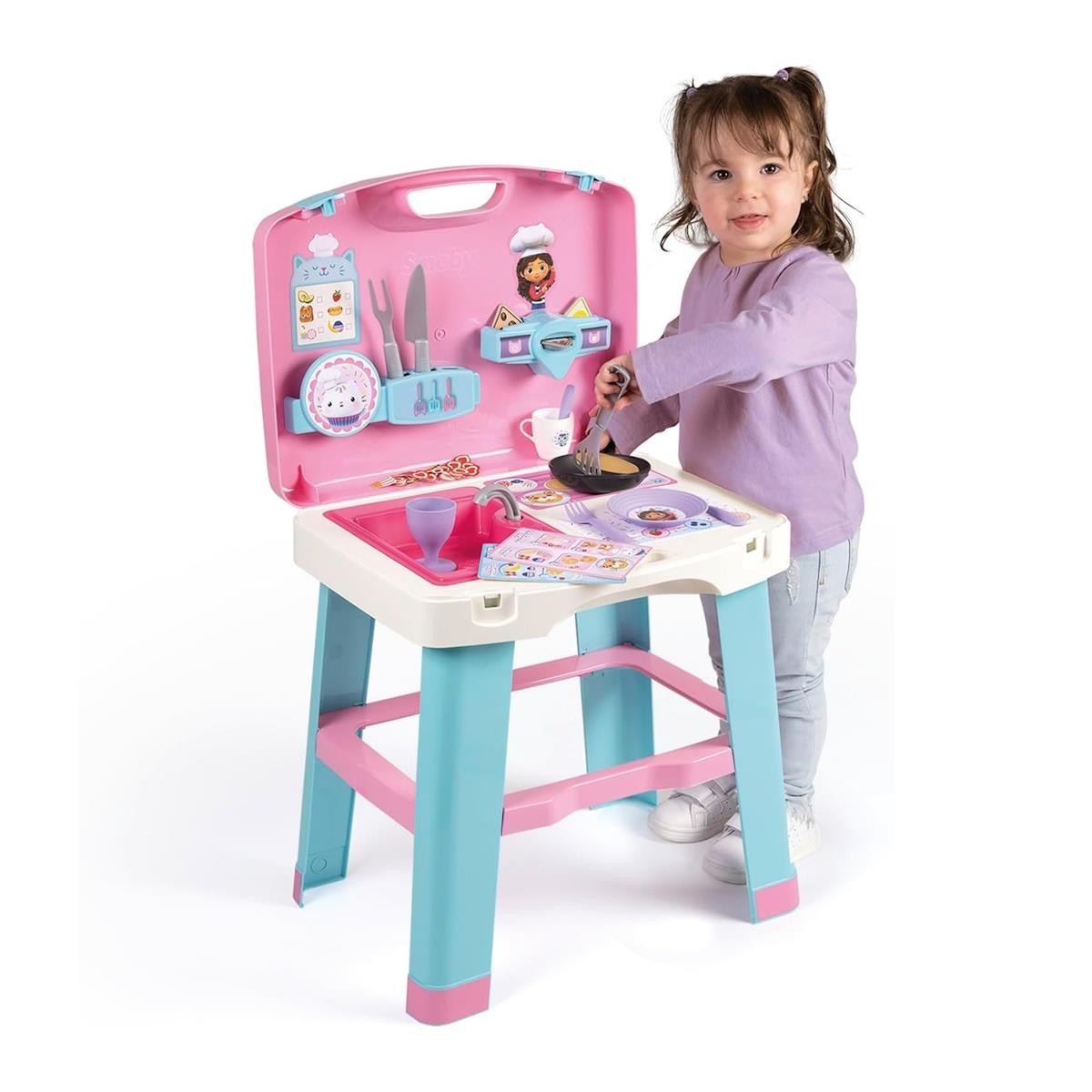 Brinquedo cozinha portátil em plástico rosa e azul com acessórios e criança a brincar