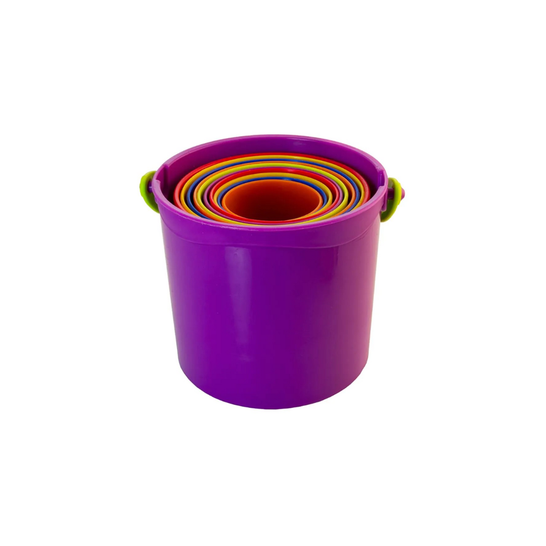 Conjunto de baldes de plástico coloridos encaixados com alças verdes