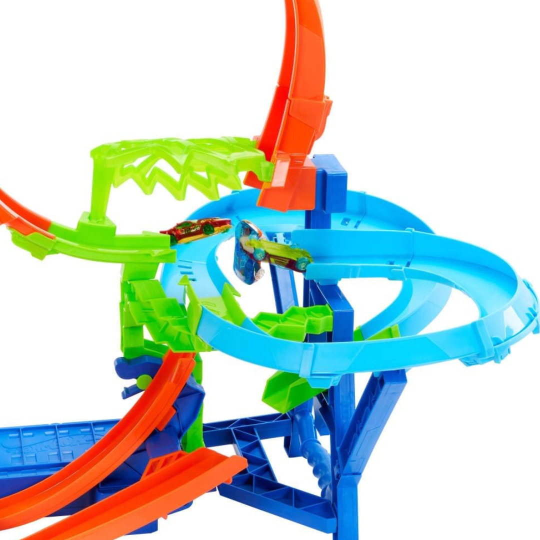 Pista de carros colorida em plástico com dois carros pequenos em movimento.