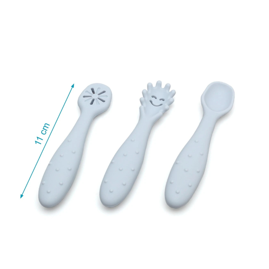 Conjunto de três colheres de silicone cinza claro com diferentes pontas, sobre fundo branco.