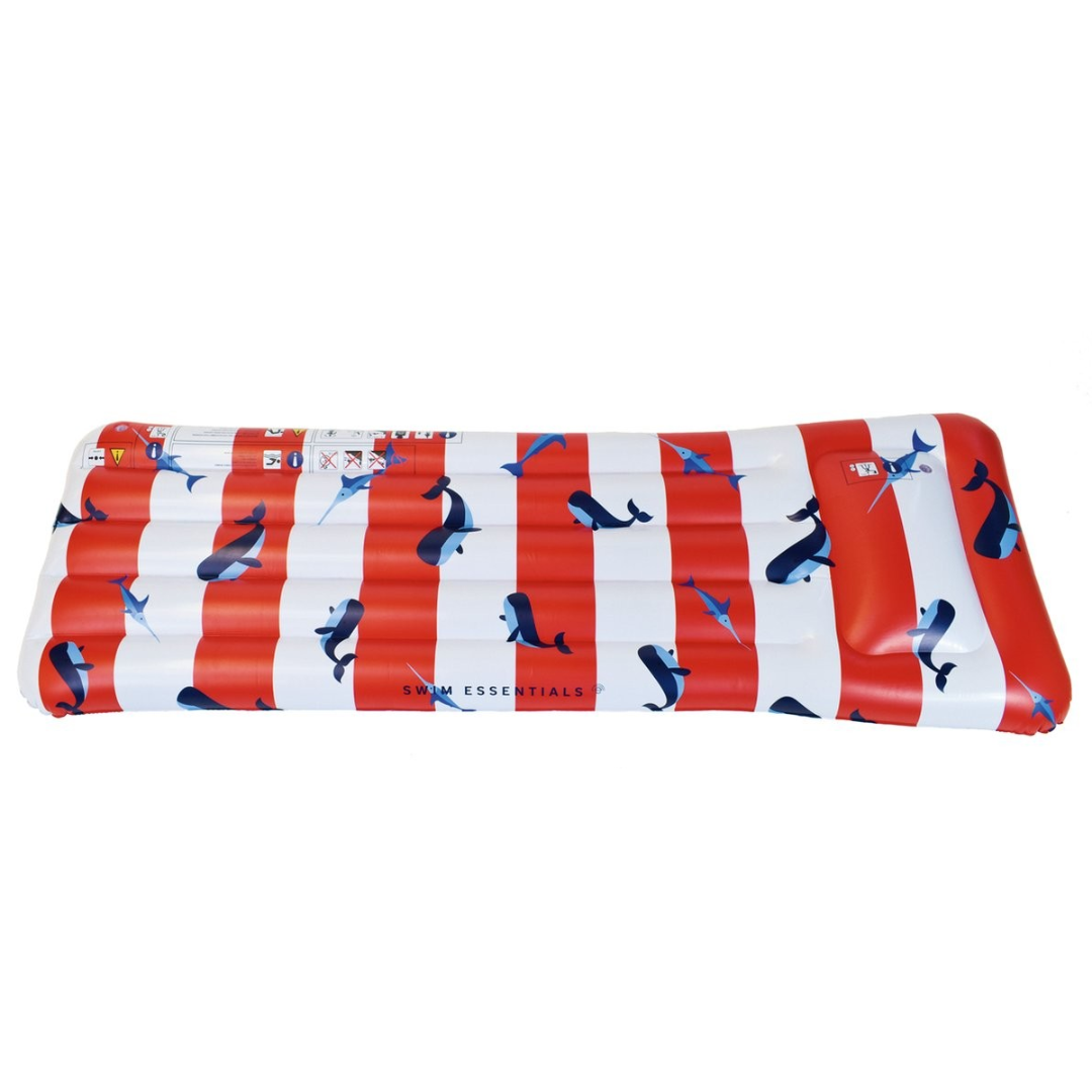 Colchão insuflável com riscas vermelhas e brancas e golfinhos azuis