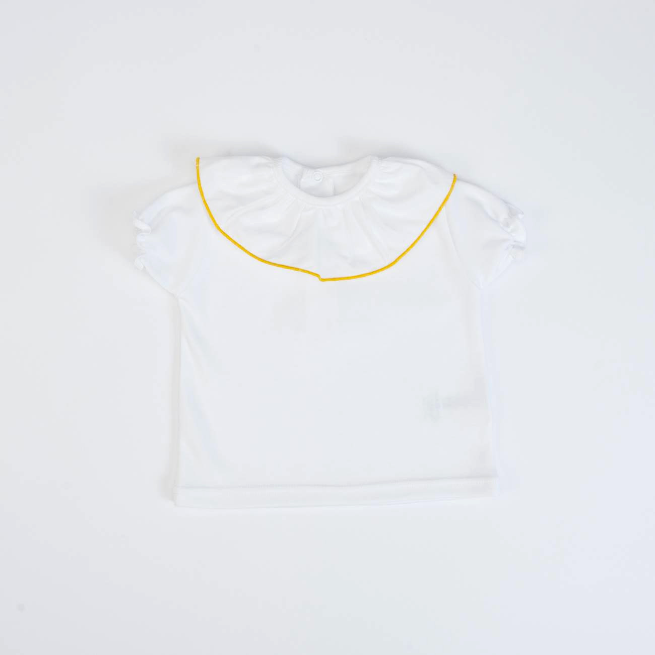 Camisola branca de criança com gola rodada amarela e mangas curtas