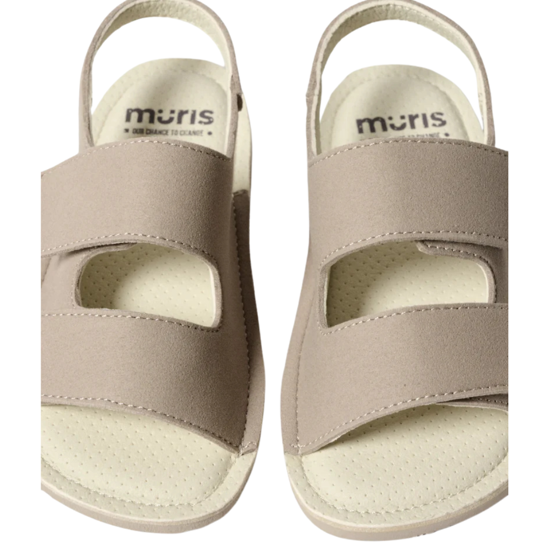 Sandálias abertas bege com sola perfurada e nome muris