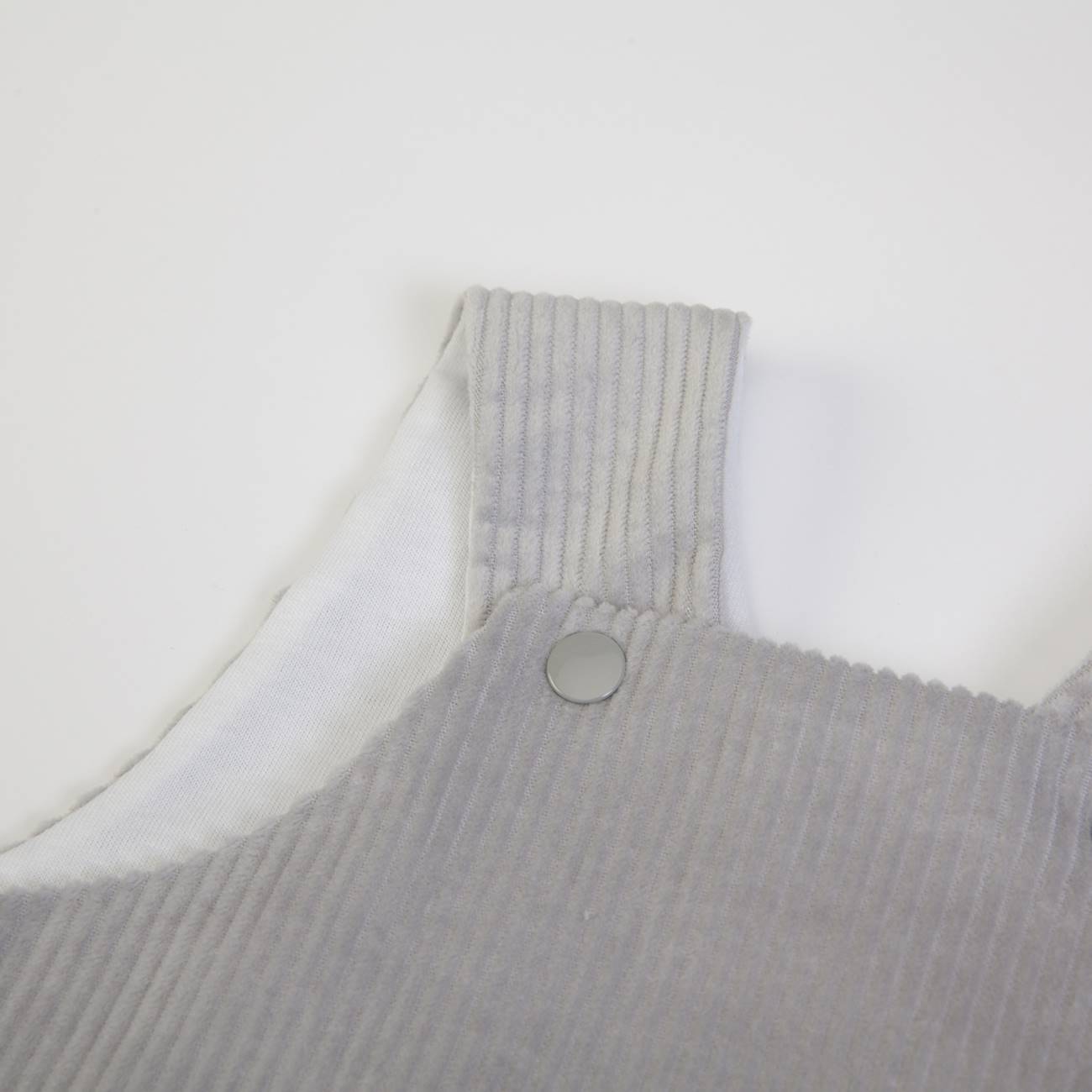 Top de veludo cotelê cinzento claro com alças e botão metálico