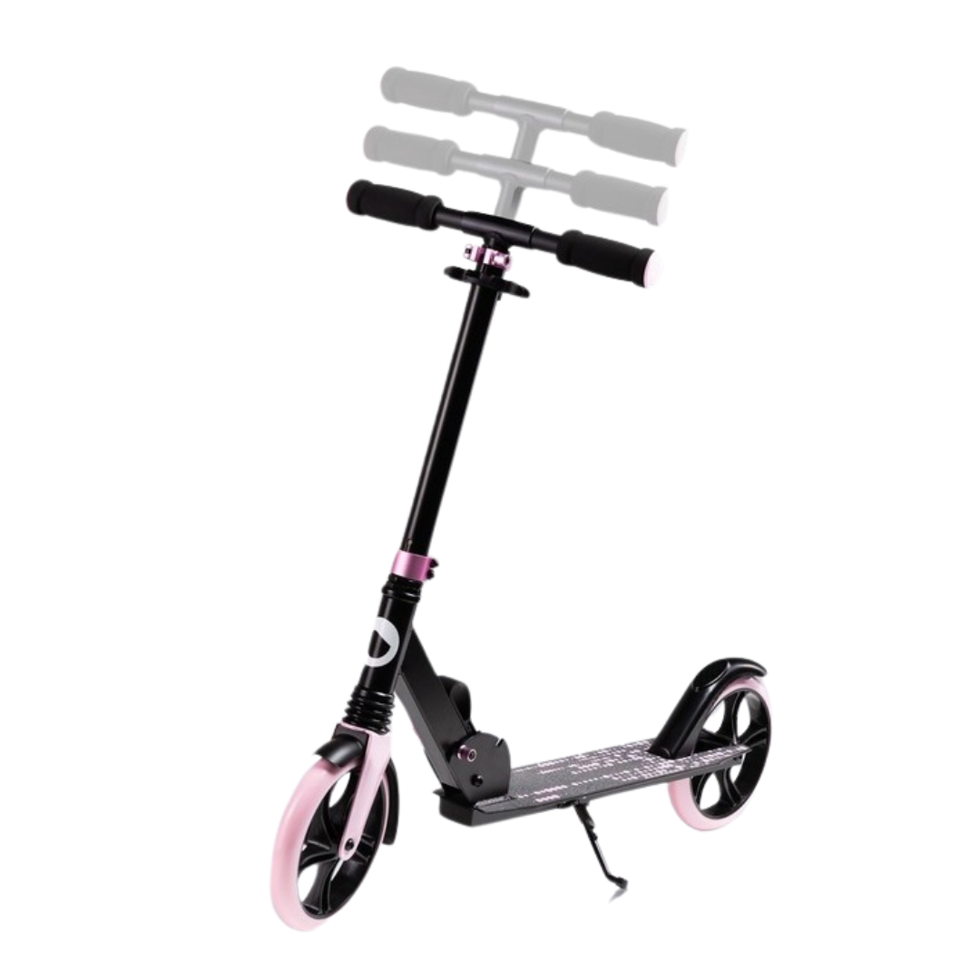 Trotinete preta com rodas rosa e preta, guiador ajustável e texto branco na base