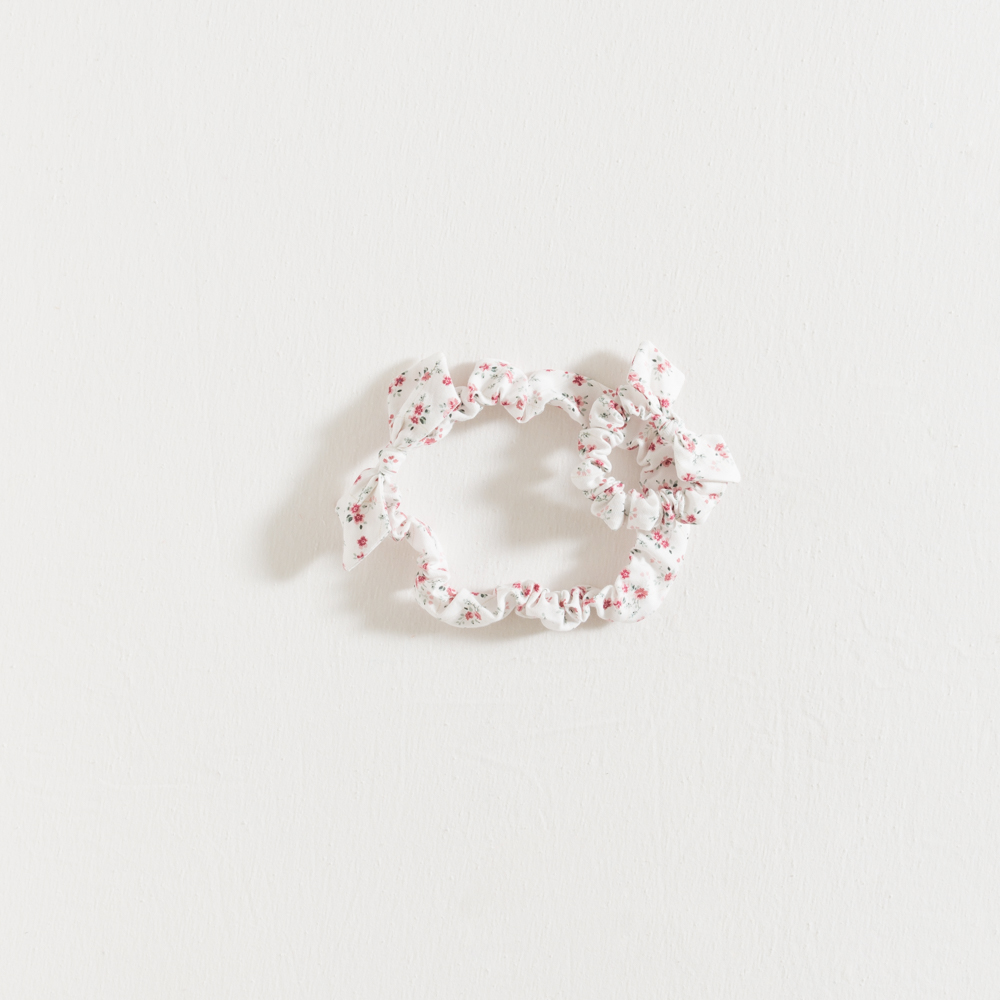 Elástico de cabelo scrunchie branco com flores cor-de-rosa