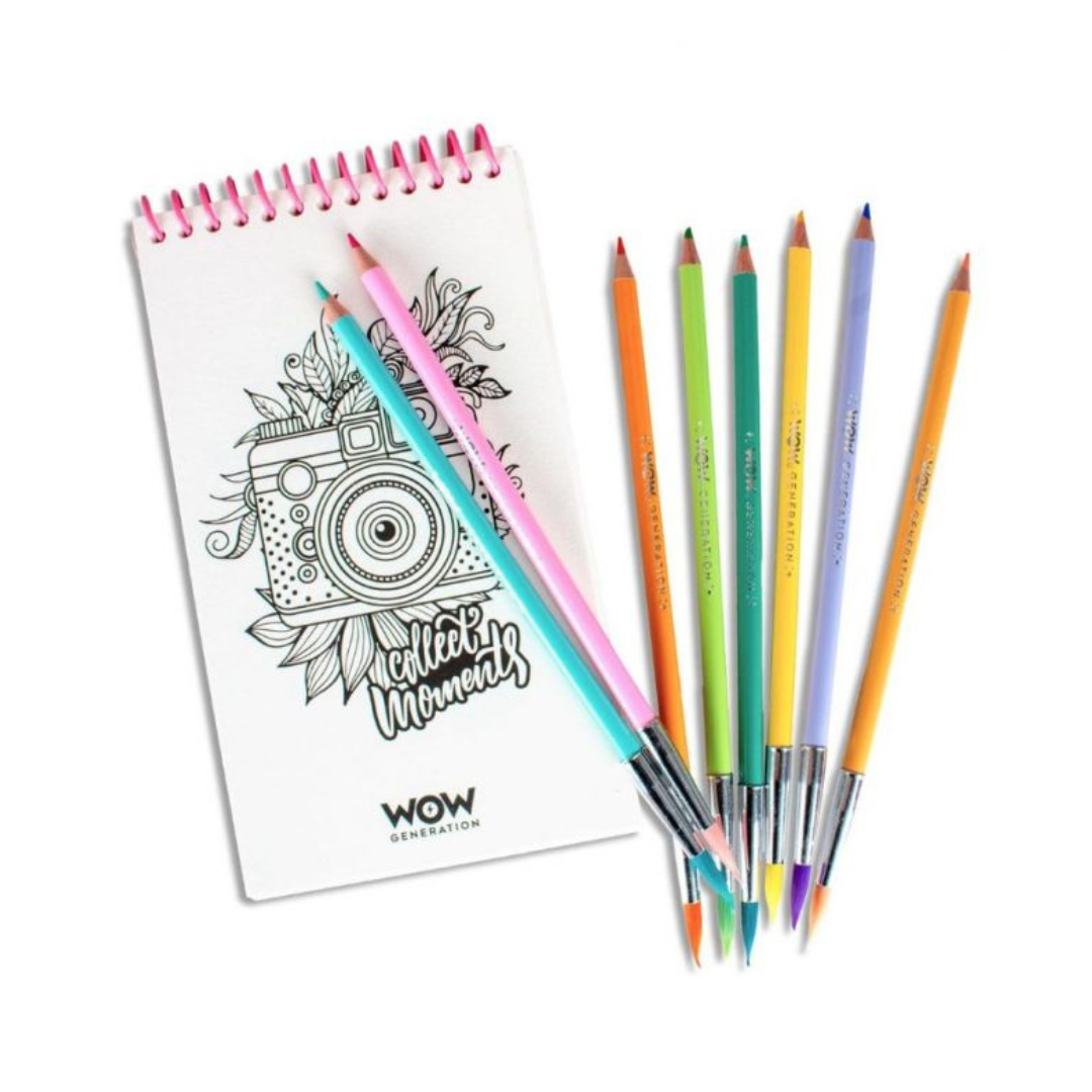 Lápis de cor com pincel e caderno com ilustração de câmera