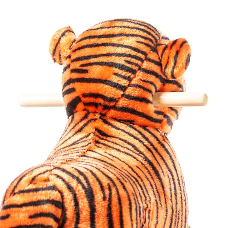 Pelúcia de tigre laranja com riscas pretas e pau de madeira a passar pela cabeça