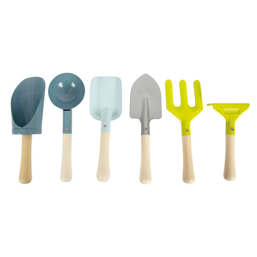 Conjunto de ferramentas de jardinagem infantis com cabos de madeira e partes metálicas coloridas.