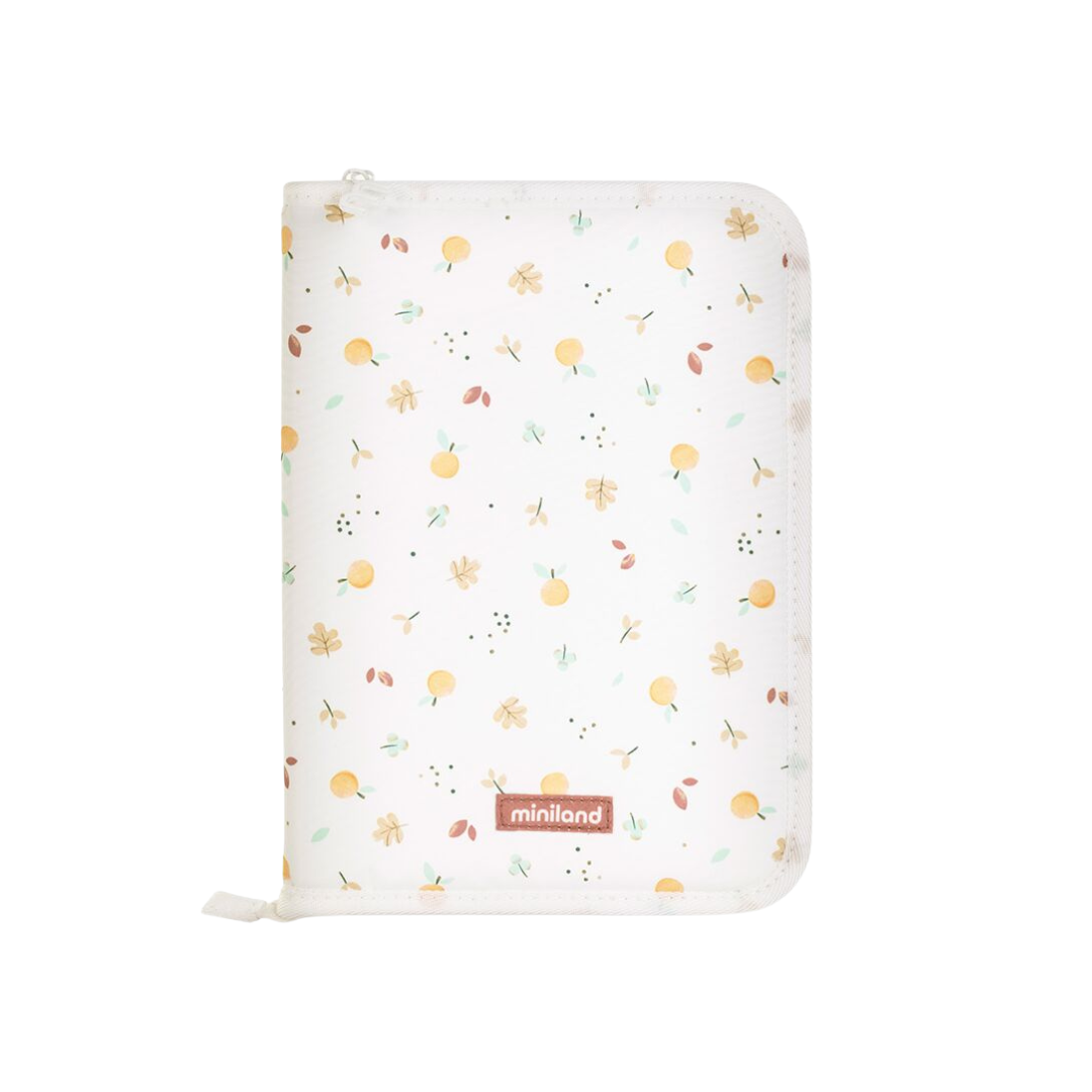 Estojo branco com padrão de frutos e folhas em várias cores e fecho de correr.