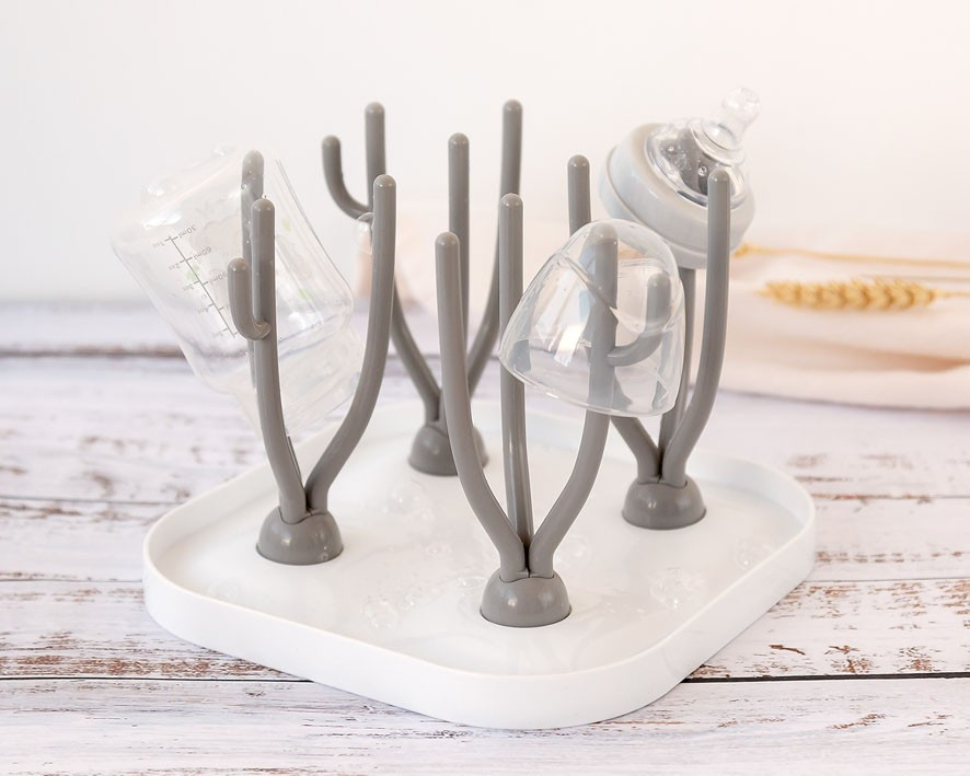 Secador de biberões em plástico branco e cinzento com biberões transparentes a secar