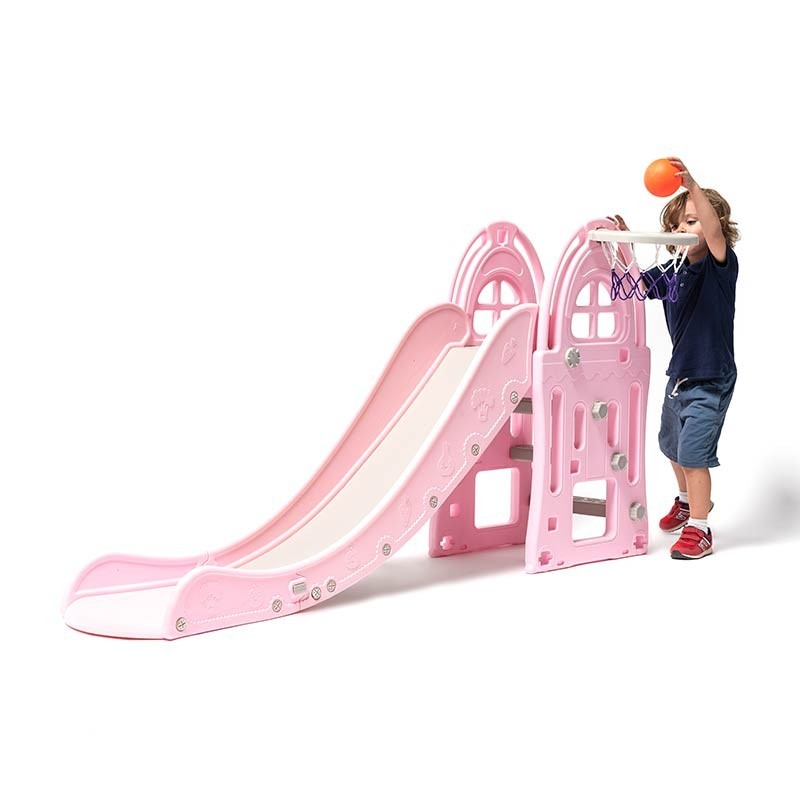 Escorrega infantil rosa com tabela de basquetebol e criança a jogar