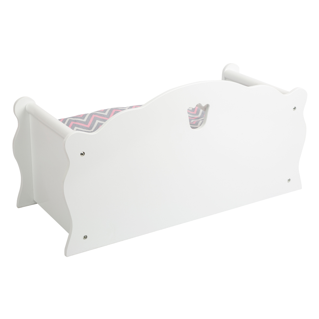 Cama de madeira branca para bebé com almofada cinza, branca e rosa em padrão zig zag