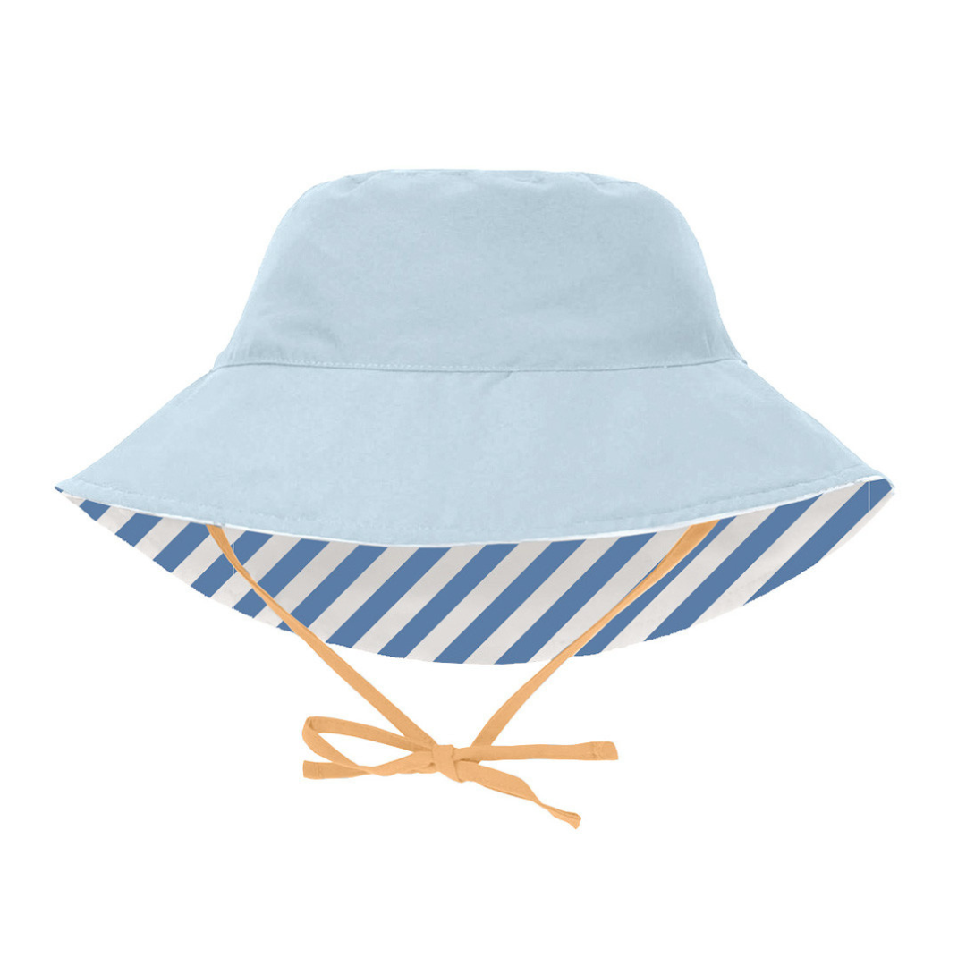Chapéu estilo pescador azul claro com riscas interiores e fita cor de laranja