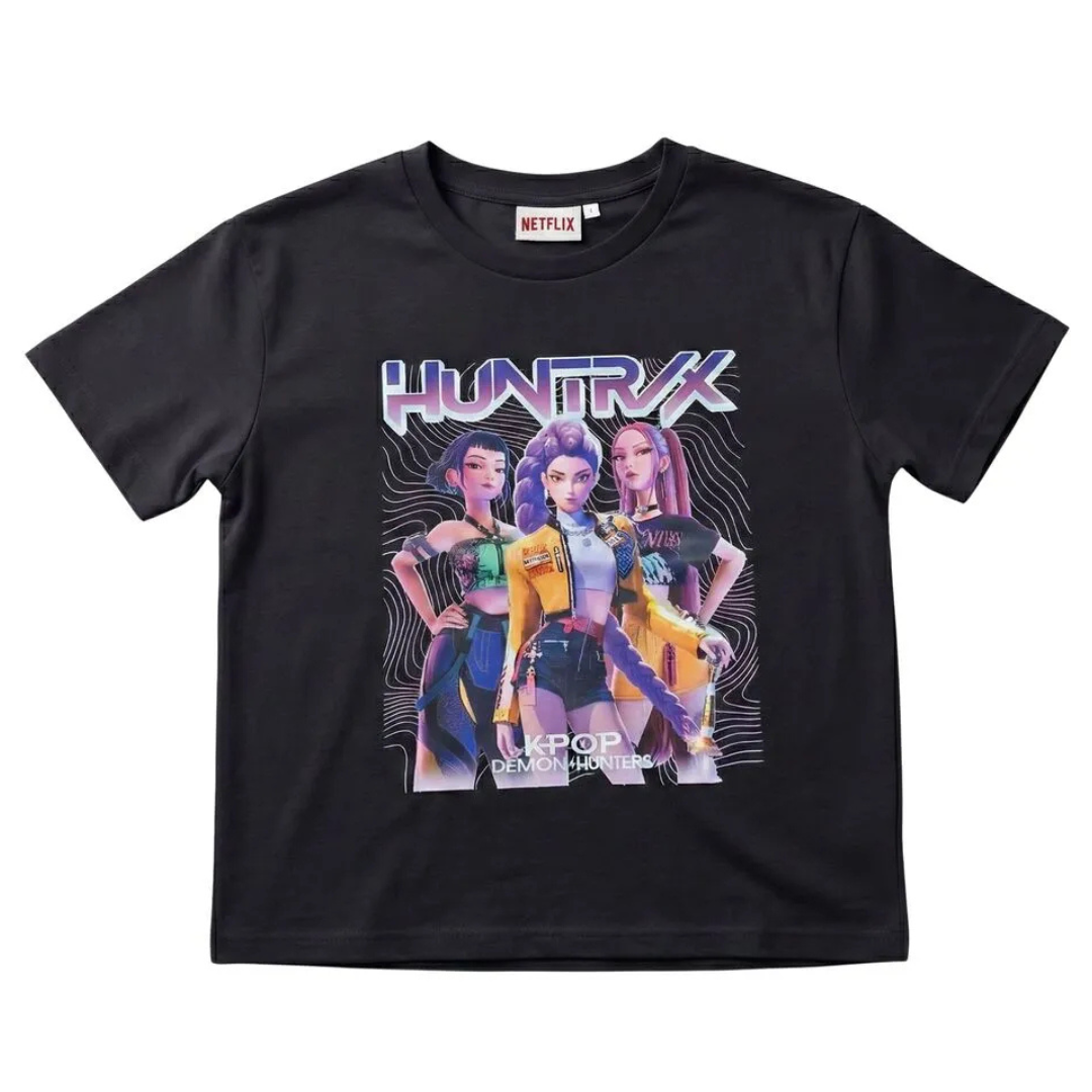 T-shirt preta com estampa colorida e personagens femininas estilizadas.