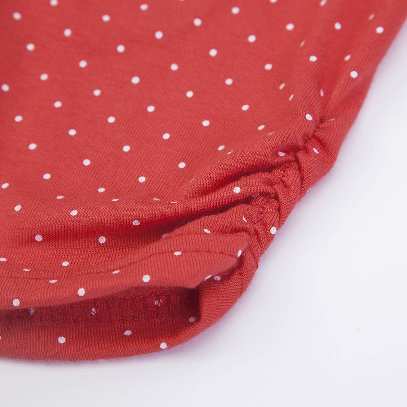 Tecido vermelho com pontos brancos e borda franzida