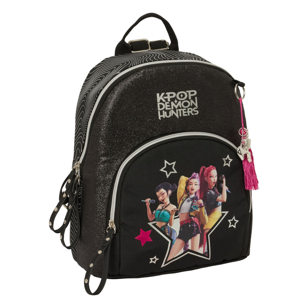 Mochila preta com personagens coloridas e texto KPOP DEMON HUNTERS