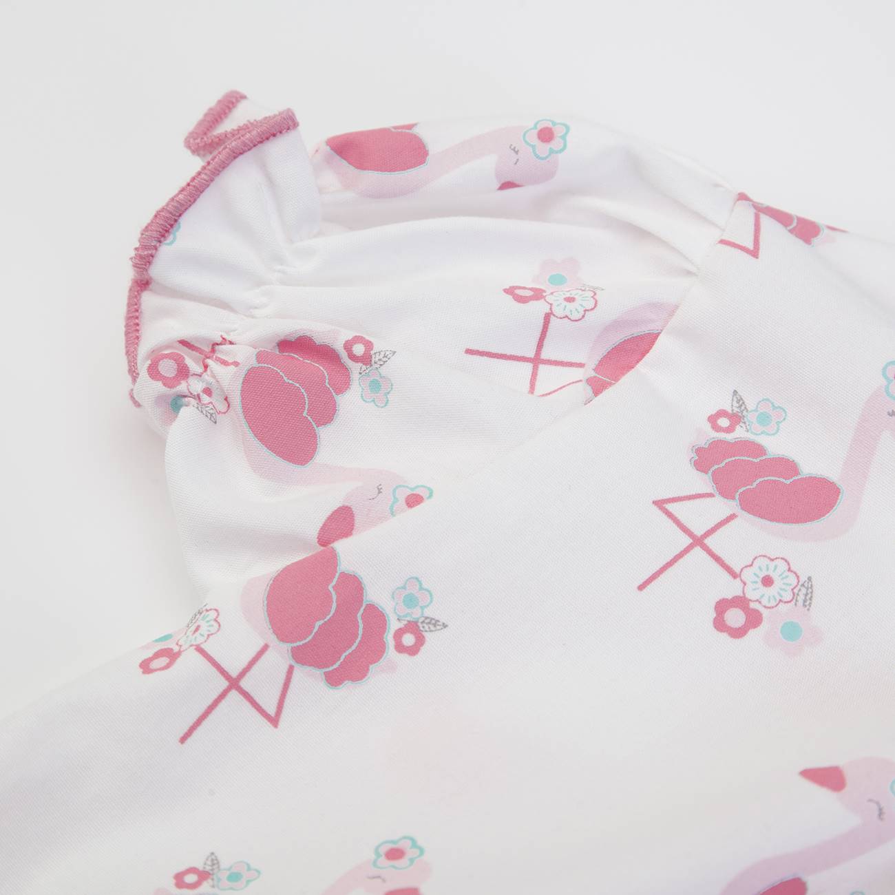 Body branco para bebé com flamingos rosa e detalhes azul claro