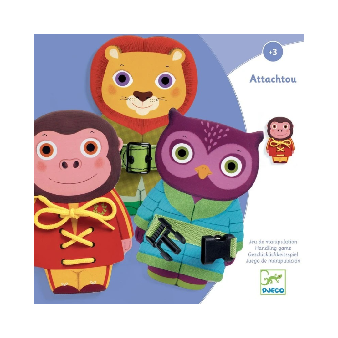 Brinquedos de pelúcia de animais com roupas e fivelas em embalagem azul