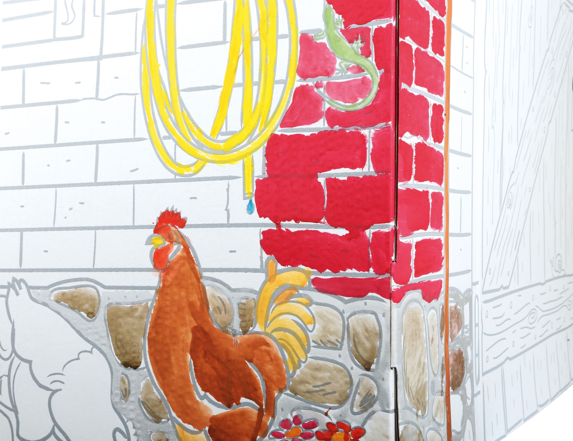 Embalagem ilustrada com desenho de parede, galo e mangueira.