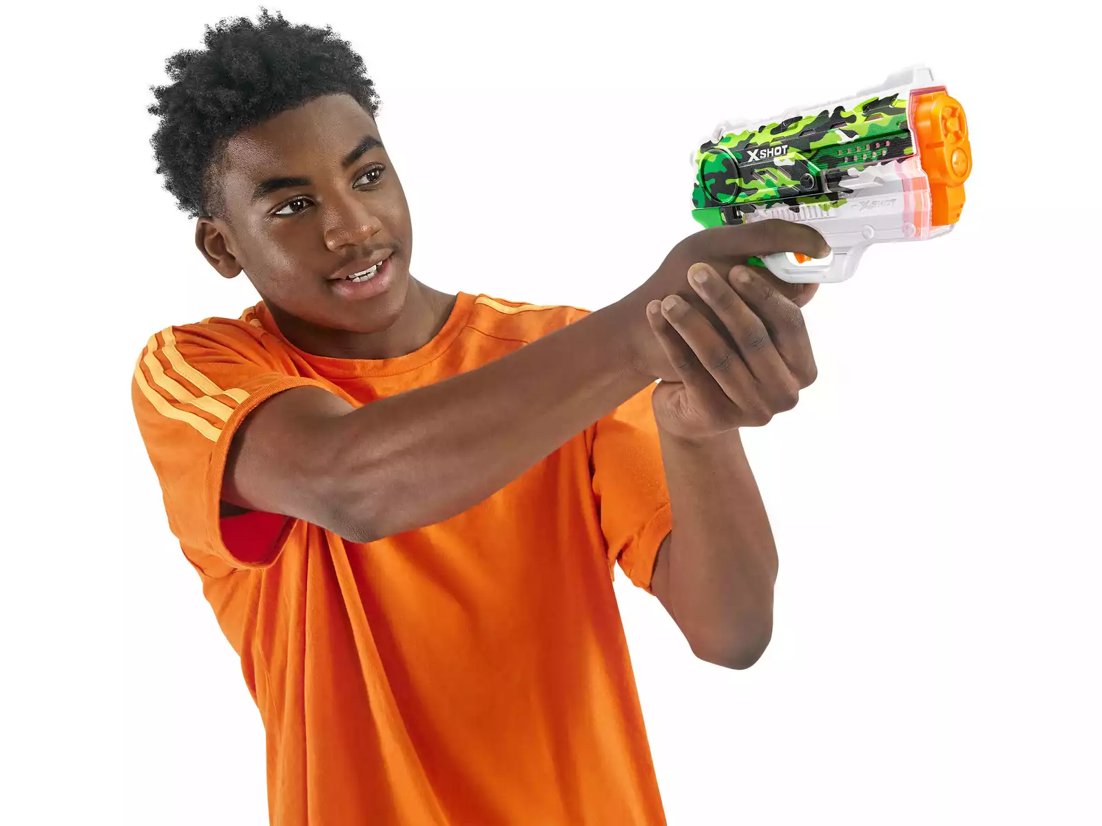 Rapaz a segurar pistola de brinquedo branca com detalhes em verde camuflado e laranja