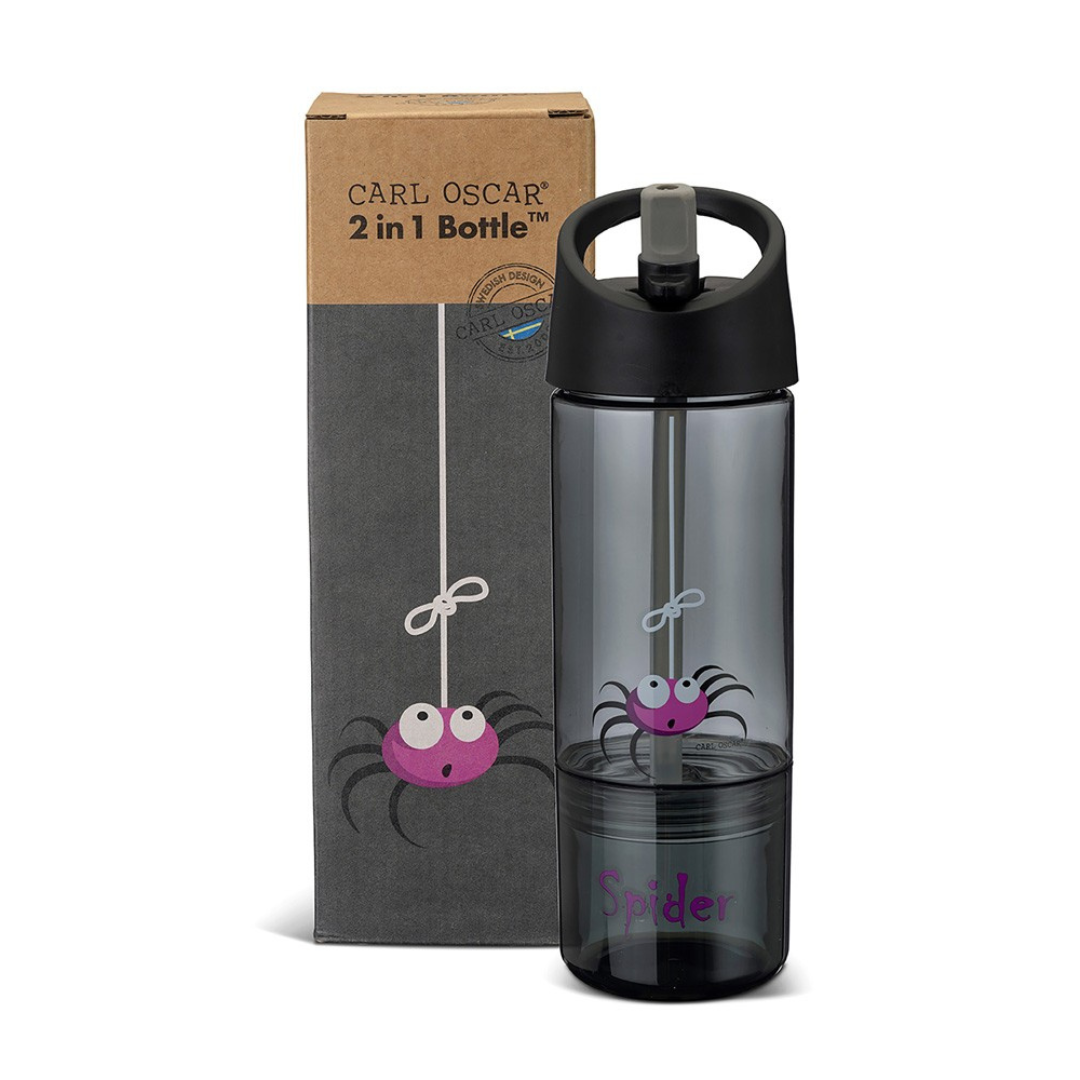 Garrafa translúcida com tampa preta e aranha rosa, ao lado de caixa cartonada CARL OSCAR