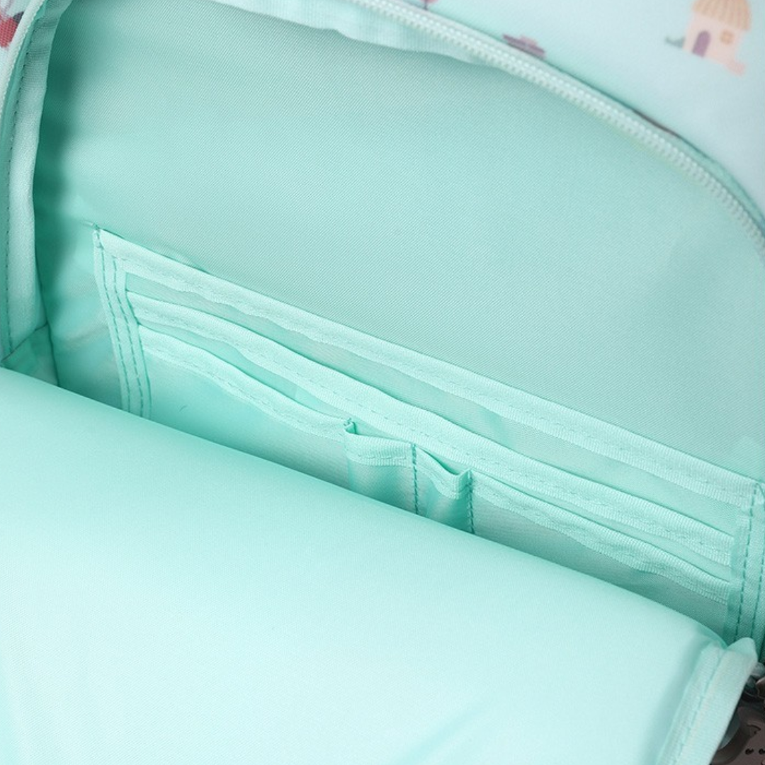 Interior de mochila ou estojo em tecido azul claro com vários compartimentos.